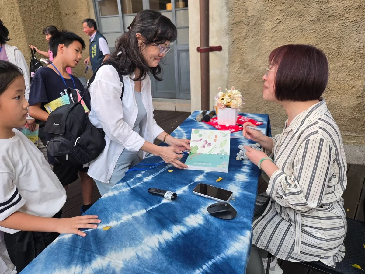 【2026最新】桔醬漢堡配擂茶薯條!臺南客家文學沙龍結合創意餐食 探索飲食文化脈絡
