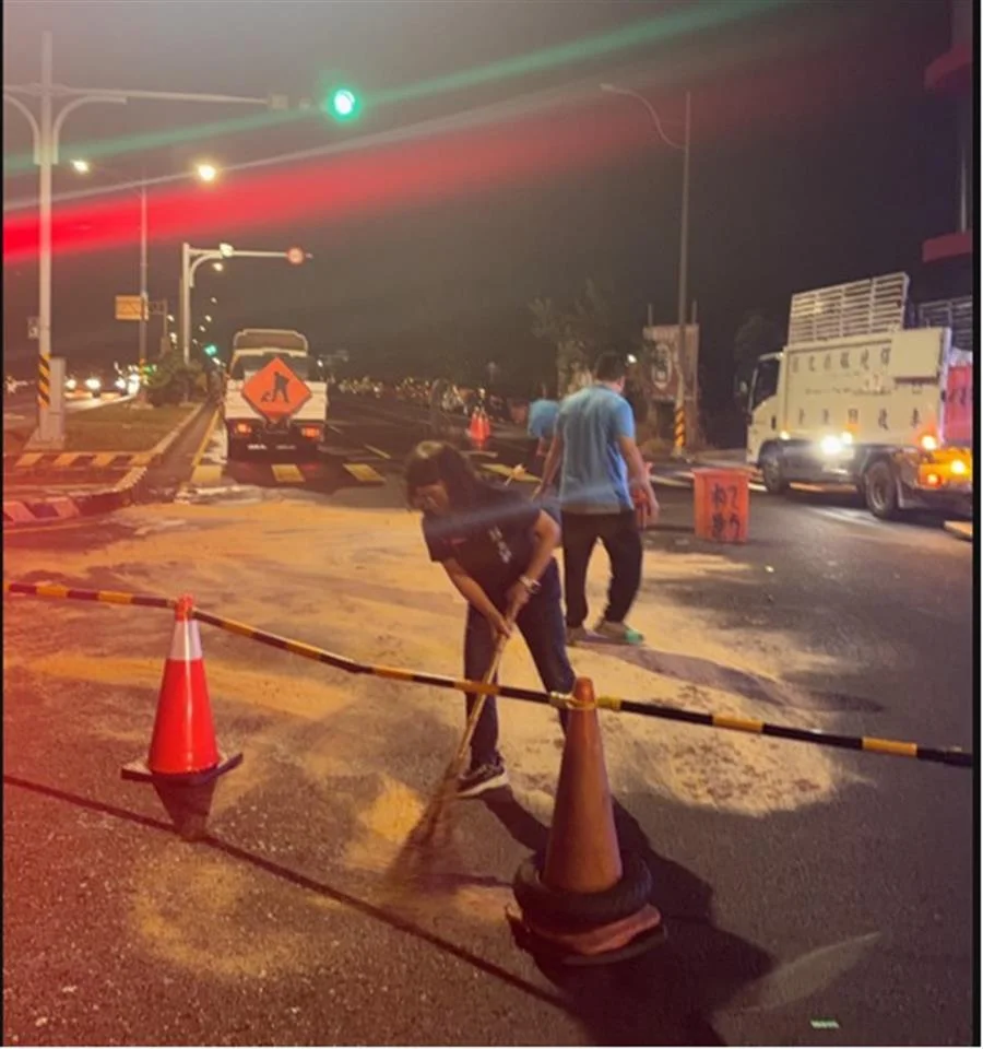 員林市員埔路驚見「焦糖鋪路」!貨車貨物掉落釀堵塞 警民耗時數小時清完