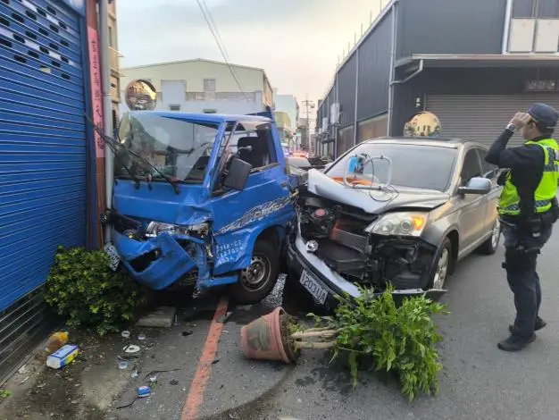 竹南驚魂!休旅車、小貨車巷弄對撞 慘撞民宅畫面曝光