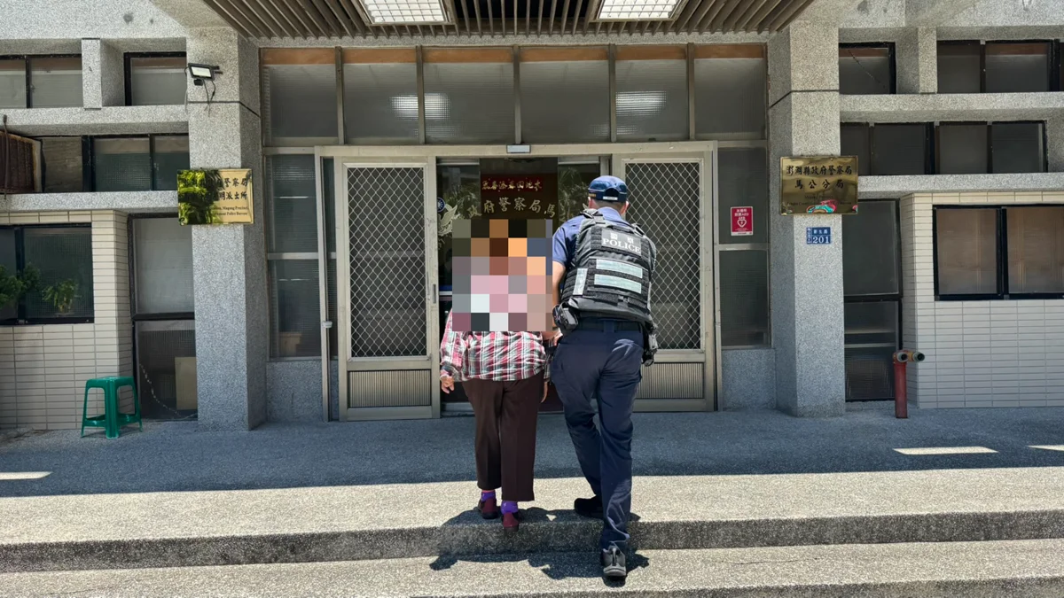 獨居阿嬤跨島買菜迷失馬公街頭！暖警開專車護送解圍