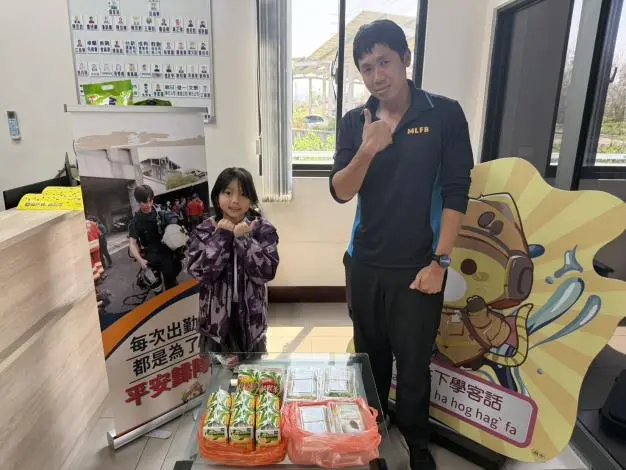 卓蘭暖心一幕！掃墓民眾見消防員烈日執勤 送餐飲打氣「辛苦了」