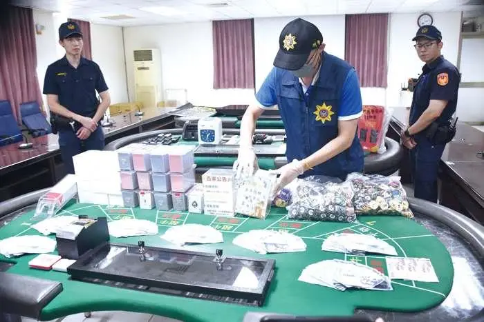 掛羊頭賣狗肉!金門桌遊館暗藏賭場 警查扣68萬現金逮12人
