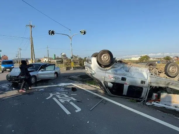 苑裡驚傳嚴重車禍!小貨車翻覆田裡、轎車車頭全毀,3人受傷送醫