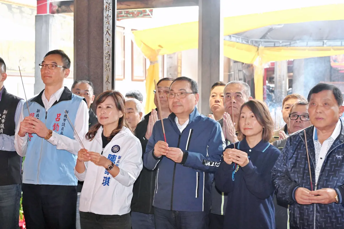 侯友宜參拜淡水龍山寺 祈求觀音庇佑淡江大橋順利通車