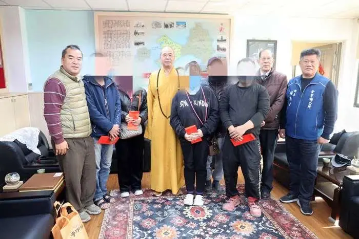 金寧16戶家庭春節前收暖心紅包!海印寺發放急難慰問金助過好年