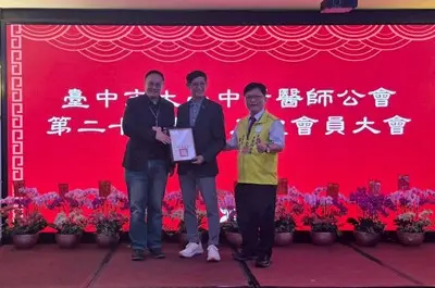 守護市民口腔40年!台中盛大表揚資深牙醫,鄭照新、陳時中到場致敬