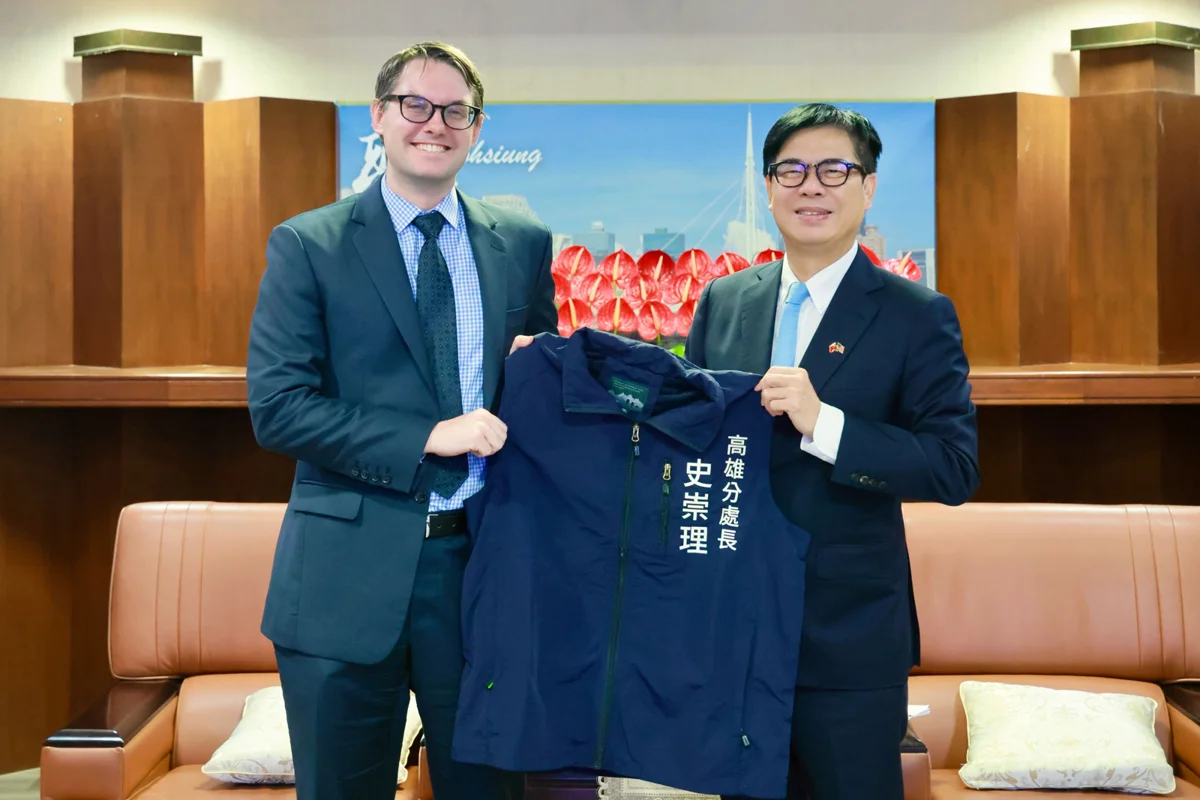 AIT高雄分處新處長首會陳其邁!獲贈「台味背心」大讚南台灣人情味