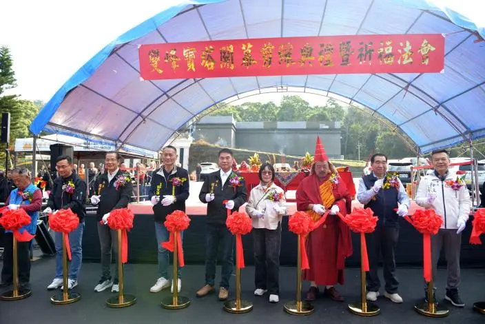 苗栗銅鑼「雙峰寶塔」啟用!縣長鍾東錦揭幕:提供在地鄉親慎終追遠新選擇