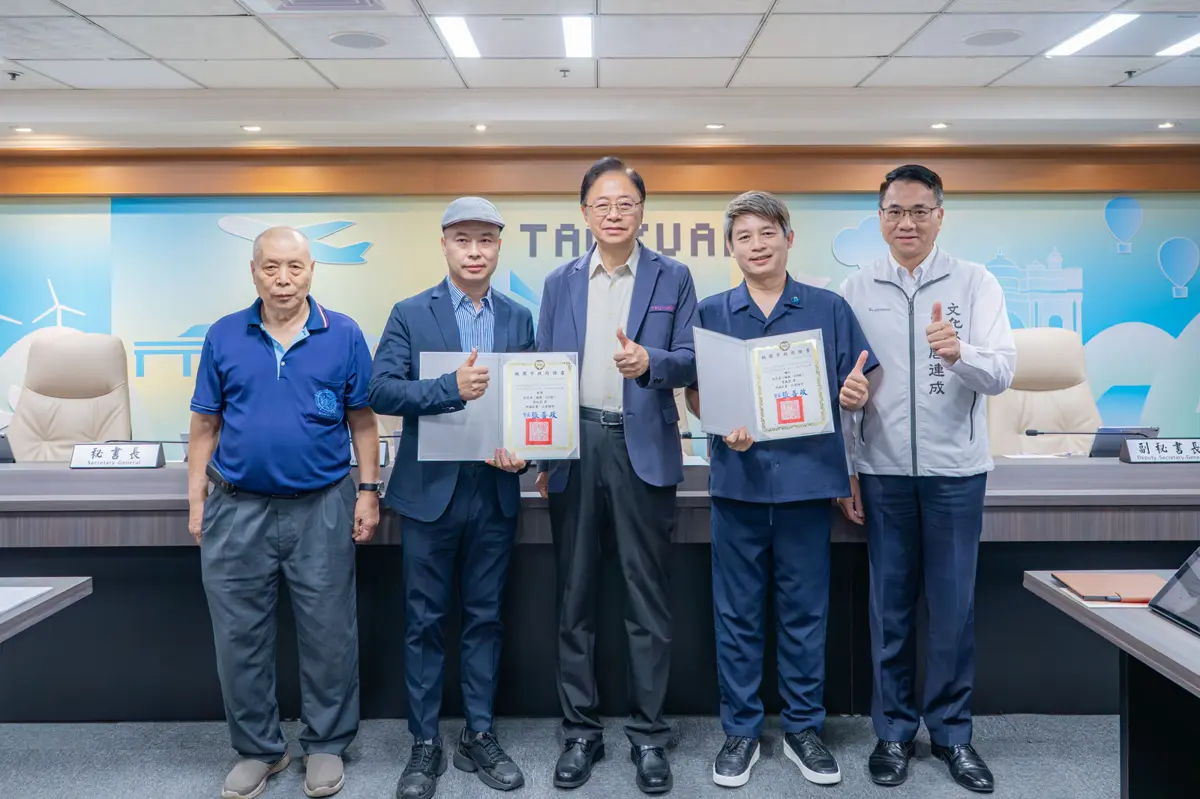 桃園國寶級匠人!纏花、粧佛大師獲市府認證,張善政親授證書傳承工藝魂