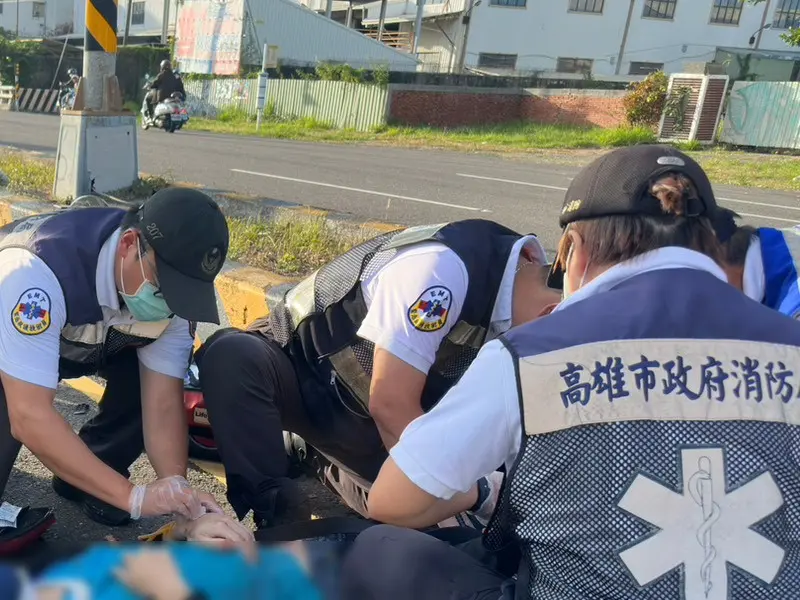 高雄湖內驚悚車禍！騎士左腿險斷，消防隊「神級救護」靜脈給藥搶回一命