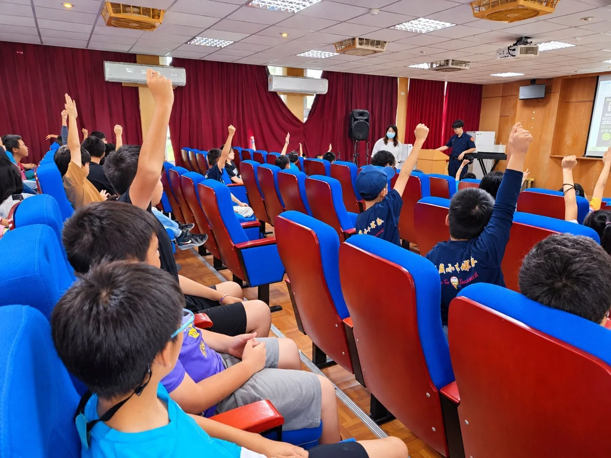 長濱、樟原警聯手進校園!趣味互動教長濱國小學童「3大交安守則」