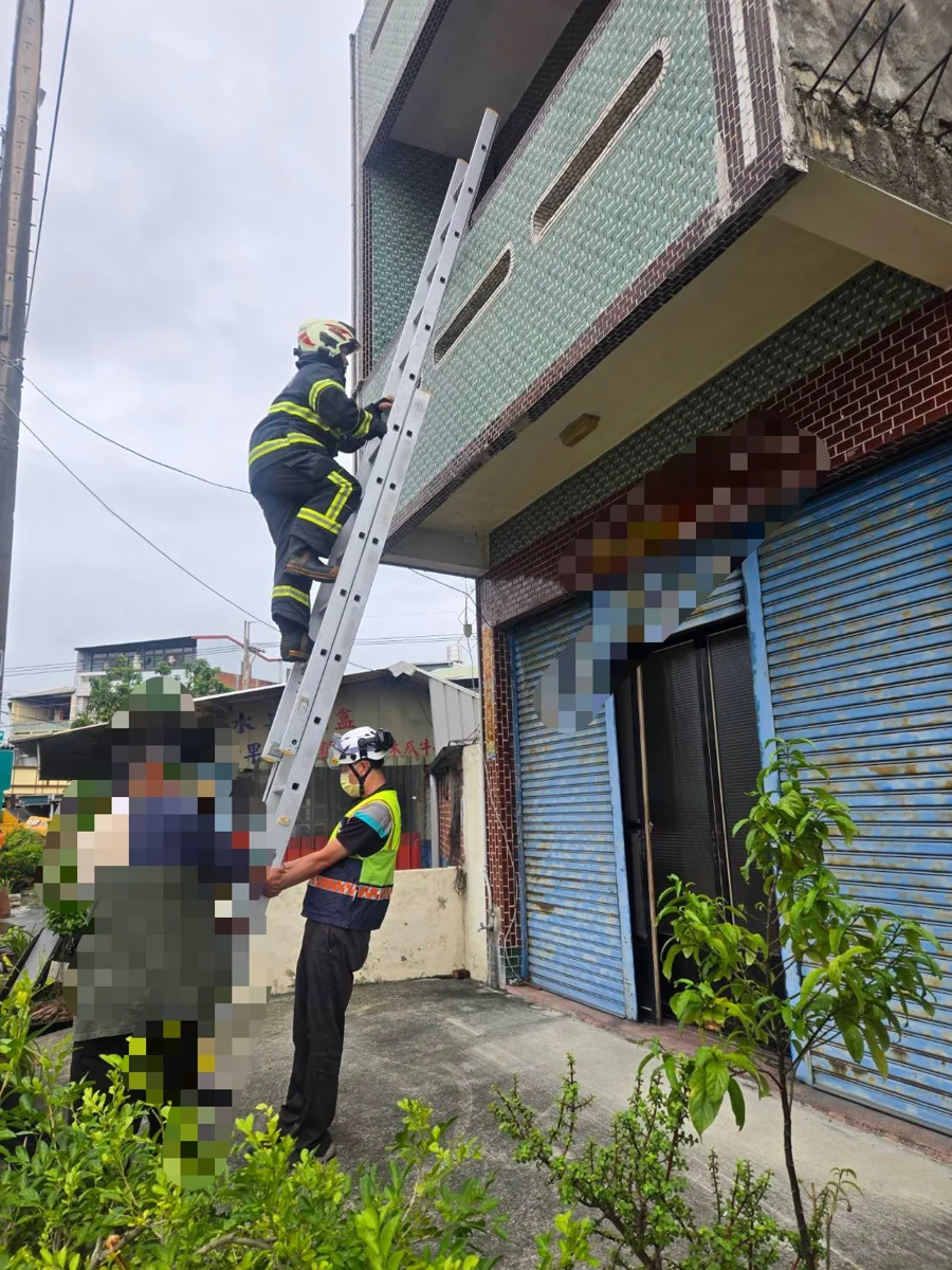 獨居婦倒臥客廳險沒命！田中警消破門即刻救援