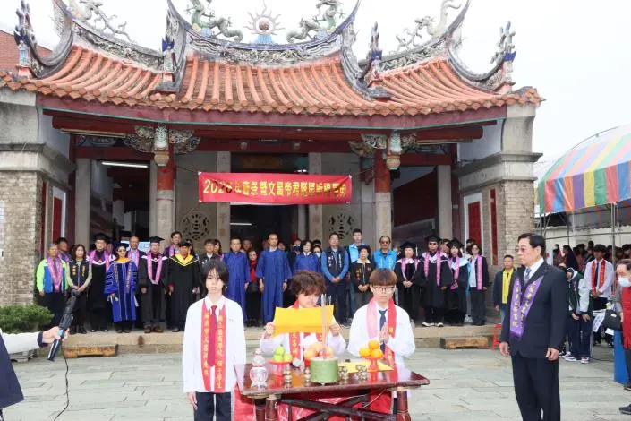 苗栗文昌祠百年古蹟開中門!副縣長邱俐俐率眾為學子祈福,莊嚴現場曝光