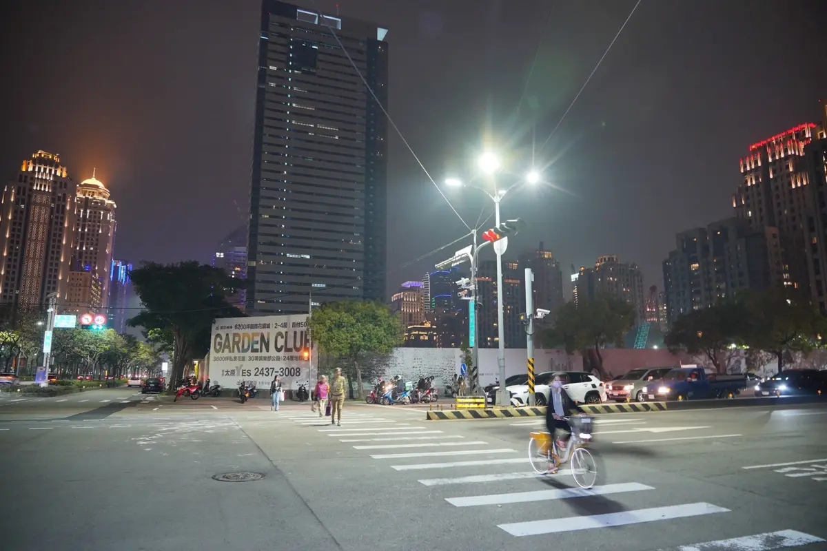 台中市路燈汰換創首例!成功註冊碳權,每年省電8千萬度、減碳量等於2千座公園