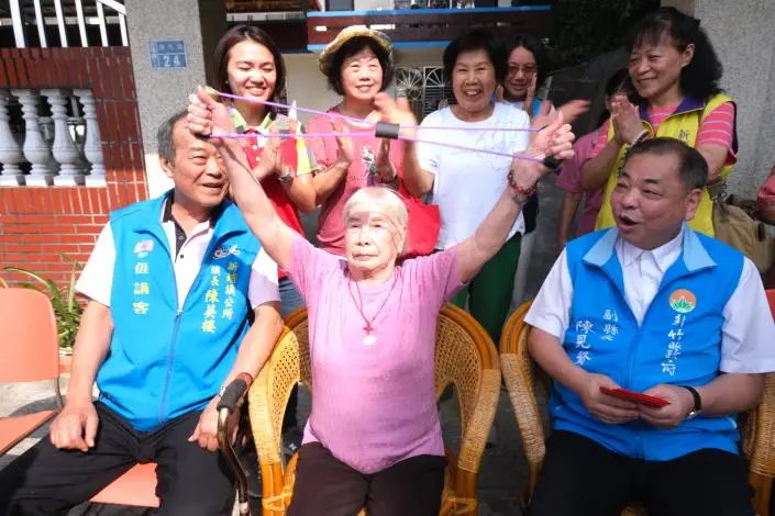 新埔4人瑞歡慶重陽！副縣長親贈萬元紅包，101歲阿嬤當場秀肌力