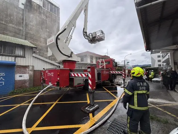 苗栗銅鑼透天厝火警演練!消防實戰畫面曝光 雲梯車升空射水超震撼