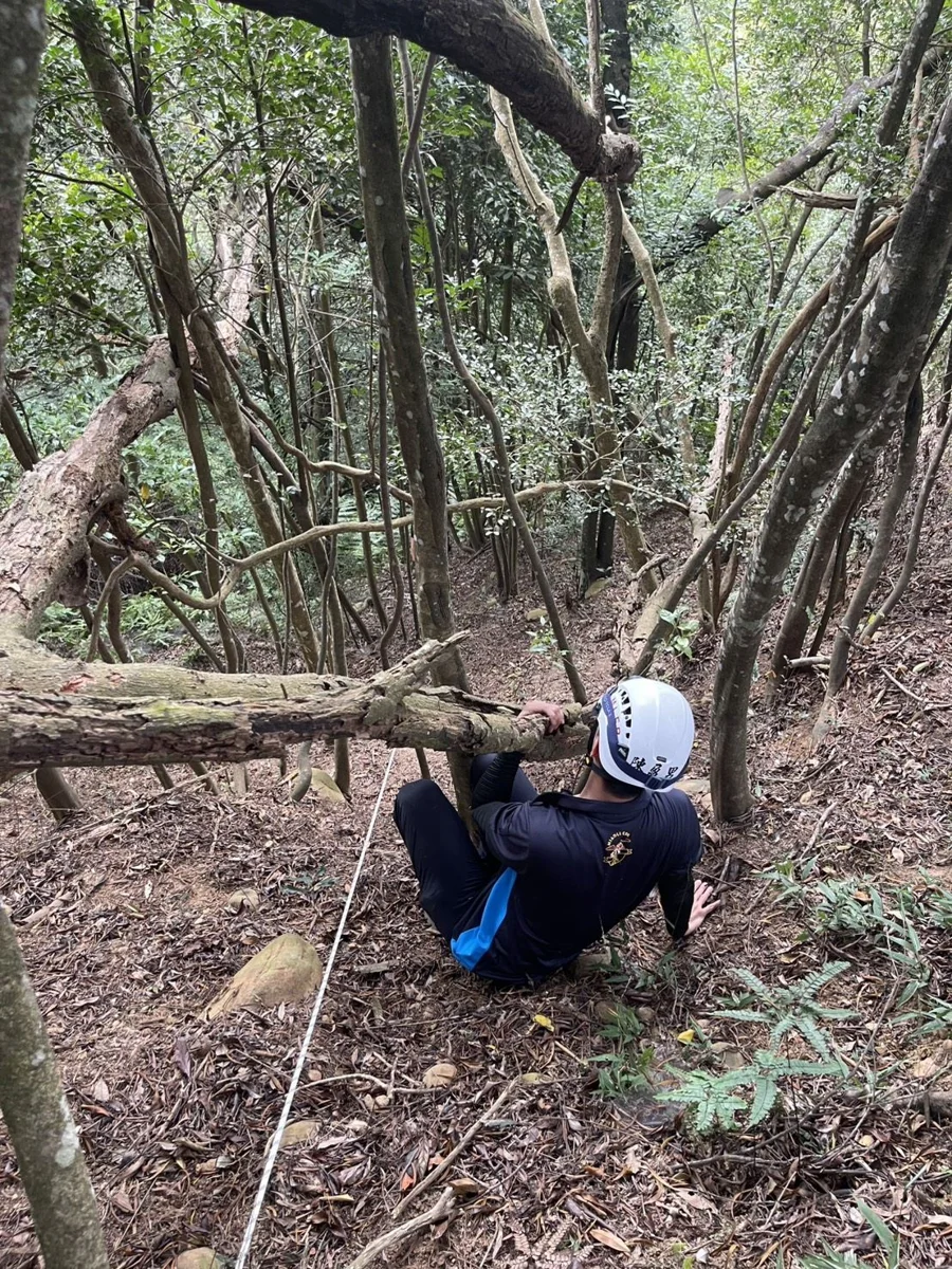 驚險直擊!三義挑炭古道山友摔落50公尺邊坡 搜救員垂降驚險救回