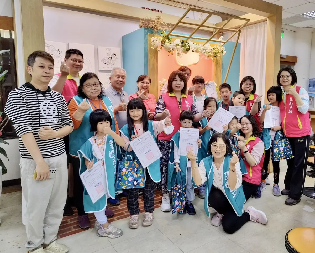 萌翻鼓山戶政!娃娃音小志工上陣,民眾直呼「太可愛」