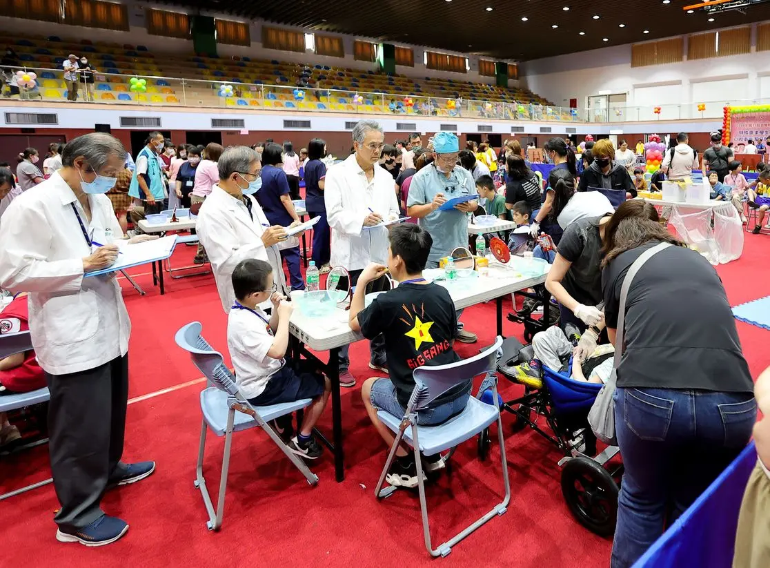 宜蘭特殊生潔牙賽溫馨登場!代理縣長親自示範 逾600人共襄盛舉護學童笑容