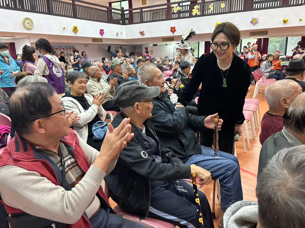 資深藝人齊聚萬里送暖!侯麗芳、楊燕經典老歌獻唱 仁愛之家長輩感動憶當年