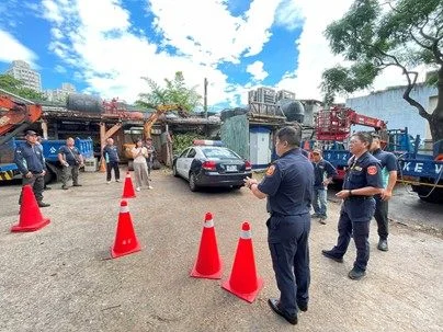 防汛路樹修剪總動員!內湖警前進第一線傳授「交安護身符」