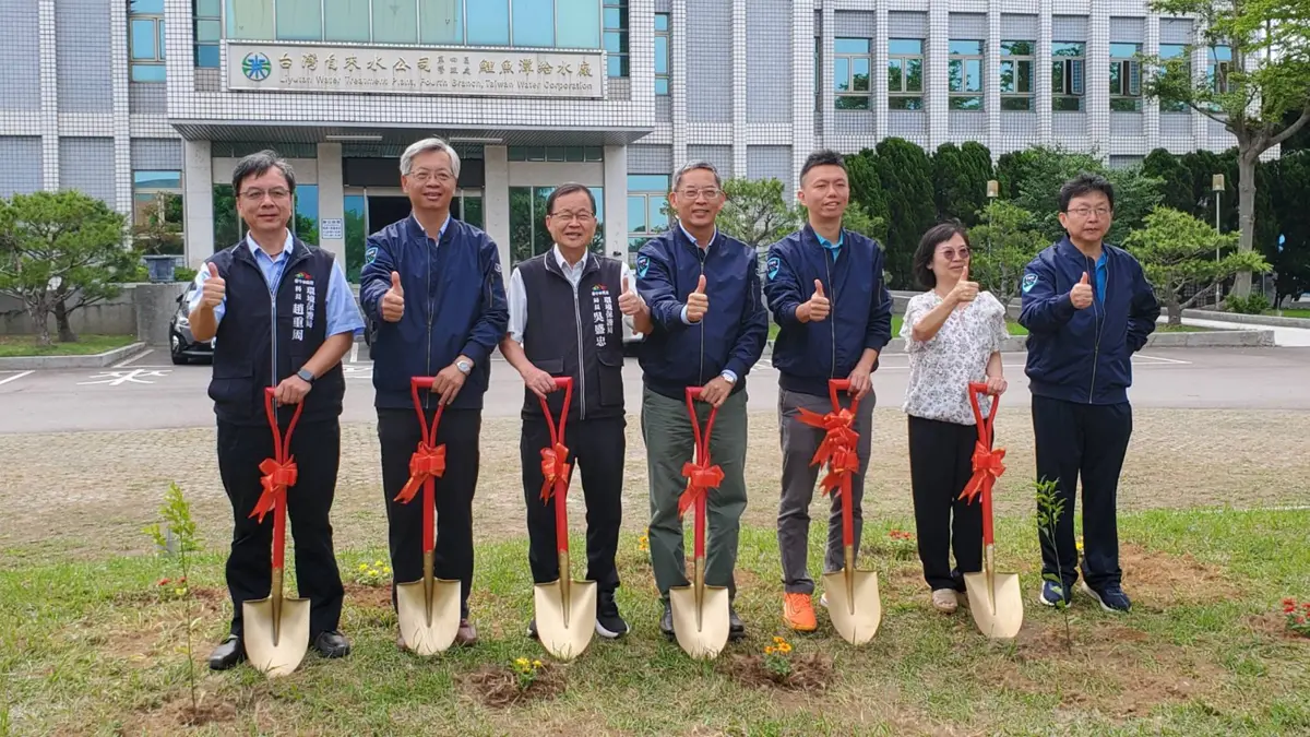 響應世界地球日!中市府攜手台水植樹60株 打造鯉魚潭「固碳綠牆」