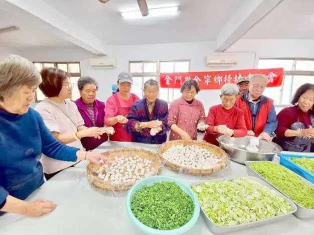 金門元宵不只吃湯圓!榜林古早味「七餅」飄香,議員、耆老動手傳承家鄉味