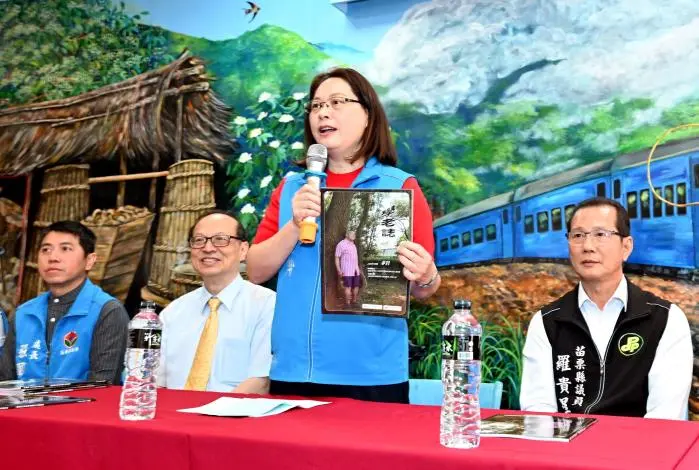 苗栗邁入超高齡社會!副縣長賴香伶收下北大「千冊錦囊」,喊話長輩:學老不等老