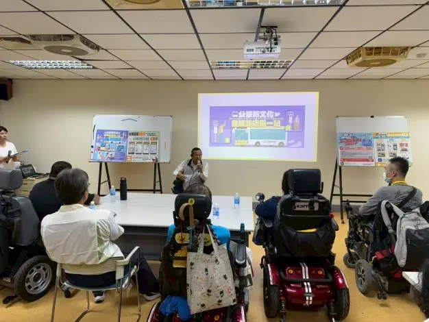 台南阿公阿嬤免驚!公車志工手把手教用App「智慧等車」,一鍵預約輪椅超貼心