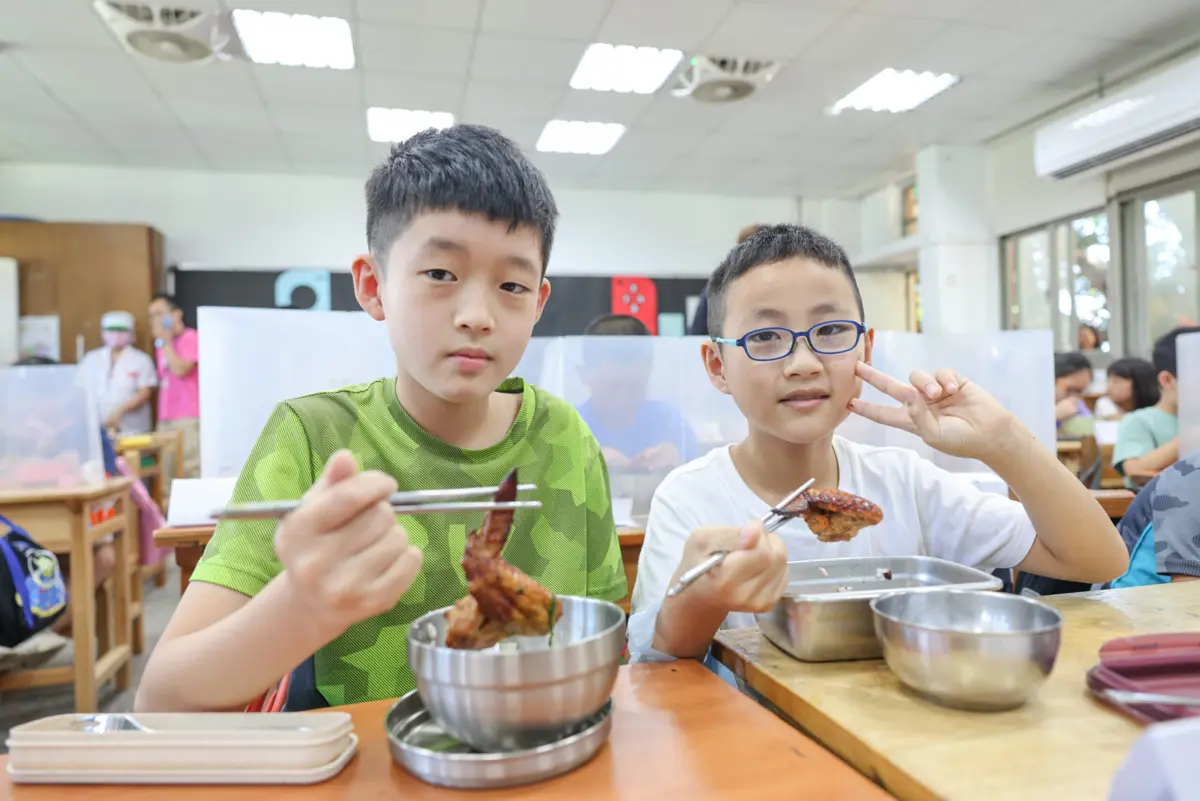 桃園午餐升級!市府加碼補助,孩子們笑說:「太好吃了!」