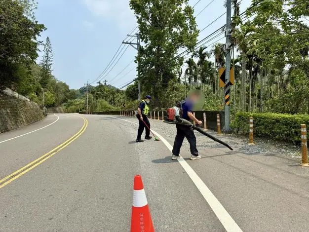 苗128線驚魂!砂石車沿路掉落碎石 暖警聯手里長秒速清除還路於民