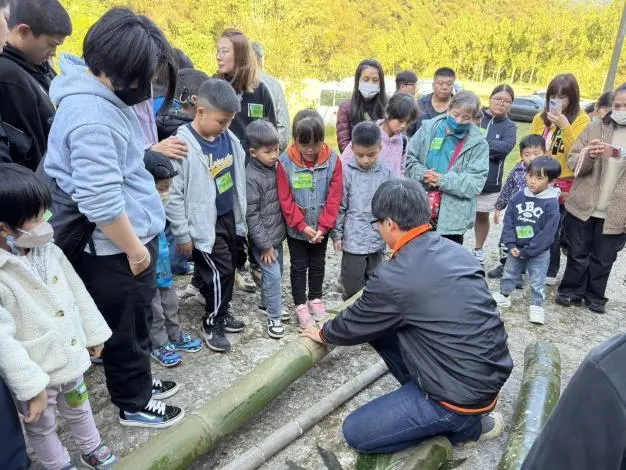 竹東百人家庭日「鋸竹炊飯」超療癒!森林裡拉近親子距離,阿嬤感動:換孫子教我