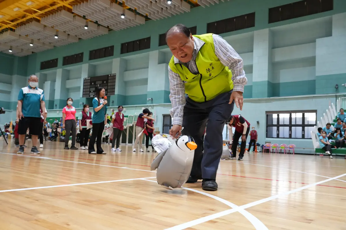 澎湖員工趣味競賽嗨翻!縣長陳光復領軍下場 300人笑聲響徹體育館