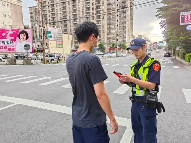 平鎮警察為安全交通,全力取締行人及駕駛違規行為!
