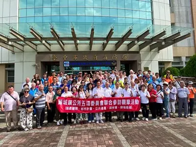 宜蘭頭城鎮長率百人團 取經中市消防局無人機與搜救犬