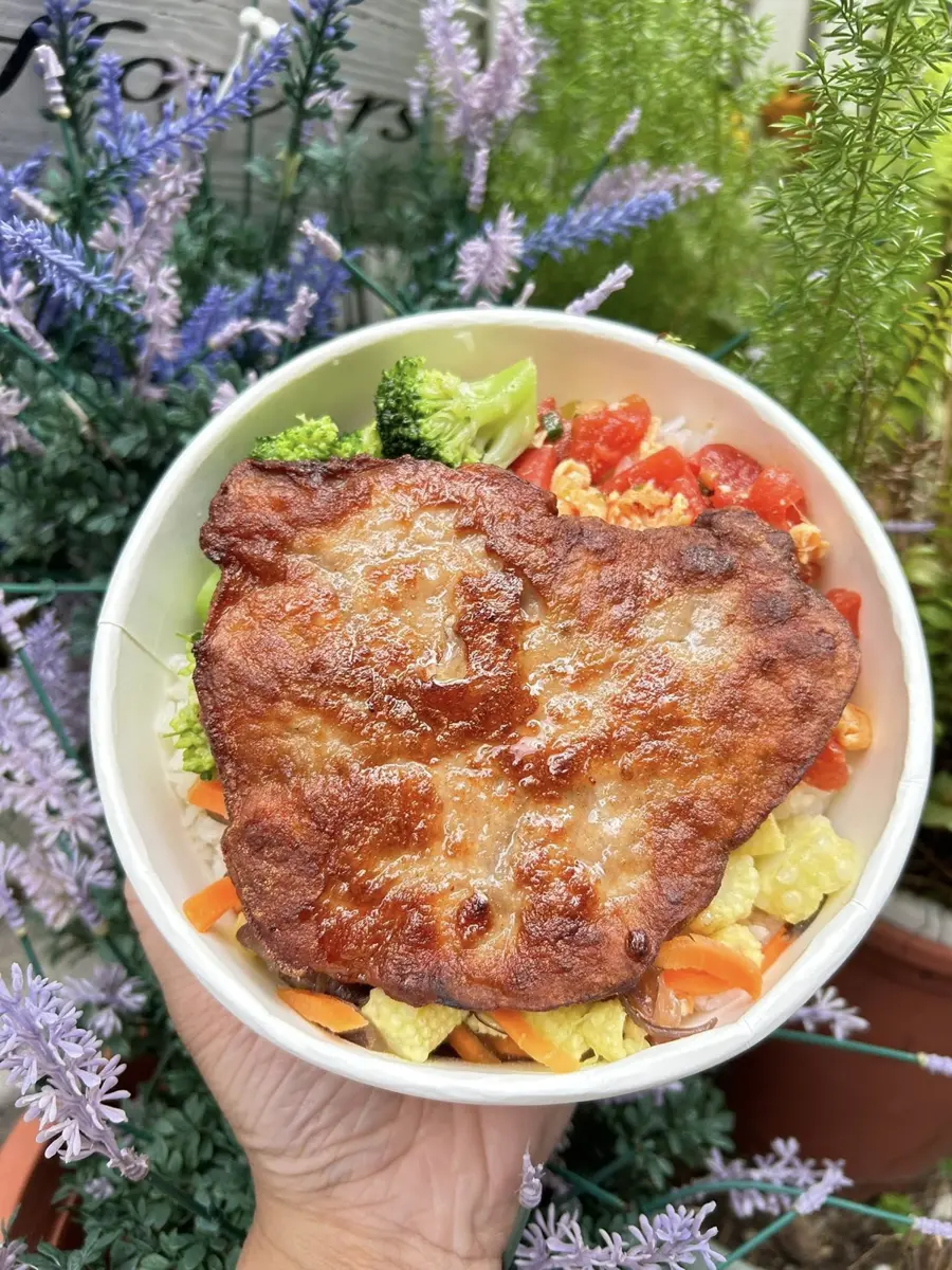 堅持南部直送蔬菜、現醃肉品,板橋「熳食 SlowFood」主打新鮮食材、便當精緻多樣