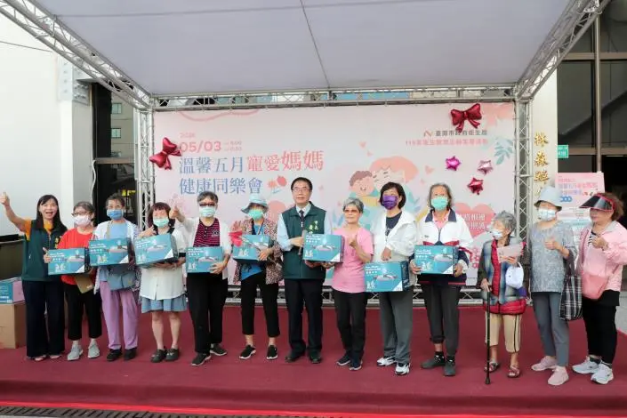 台南母親節活動爆滿!黃偉哲驚喜送鍋掀高潮,寵媽健康同樂會溫馨登場