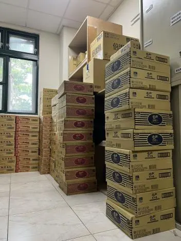 後龍消防隊深夜不孤單！在地企業豪捐百箱泡麵，暖心又暖胃