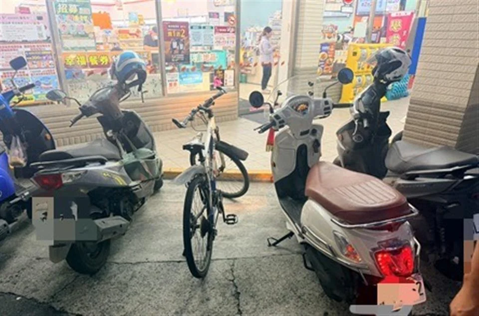 腳踏車家門口離奇消失？警調監視器破案：原來是老父親騎去超商忘了牽