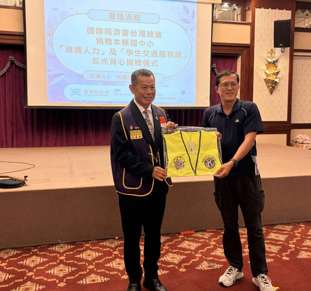 國際同濟會響應交通安全月!慨捐455件反光背心守護臺東學童