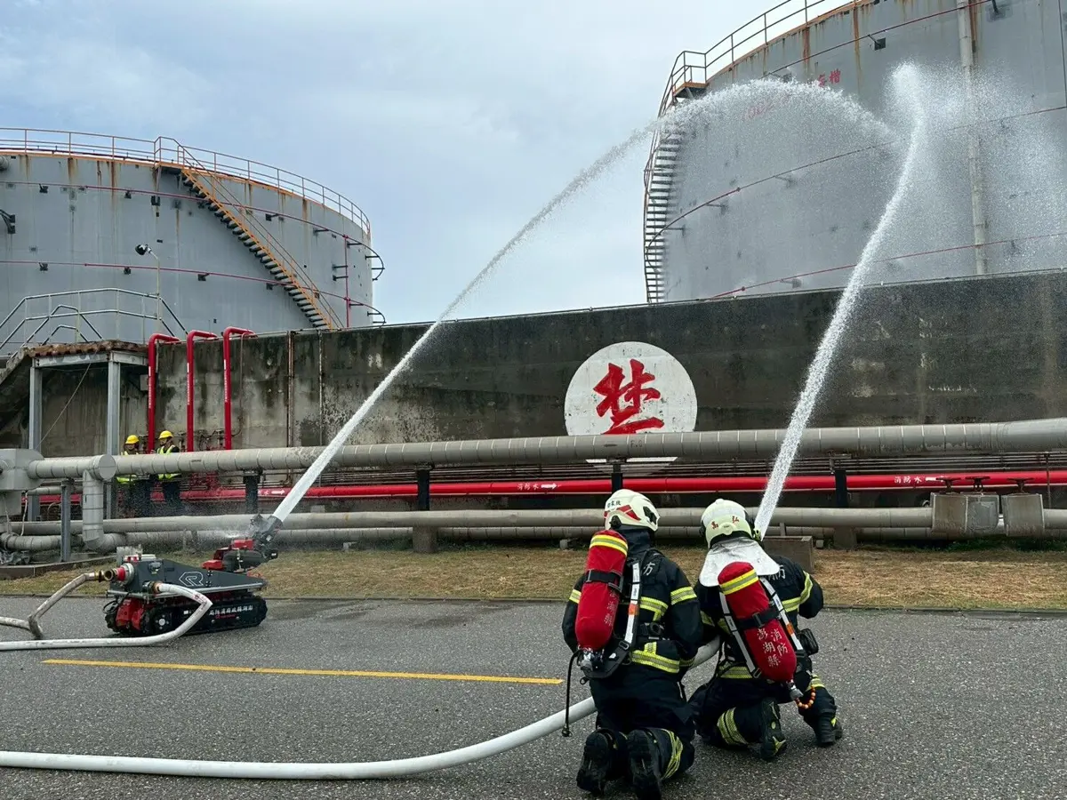 澎湖尖山電廠驚傳火警？消防急派「機器戰警」實兵演練，最新科技救災畫面曝光！