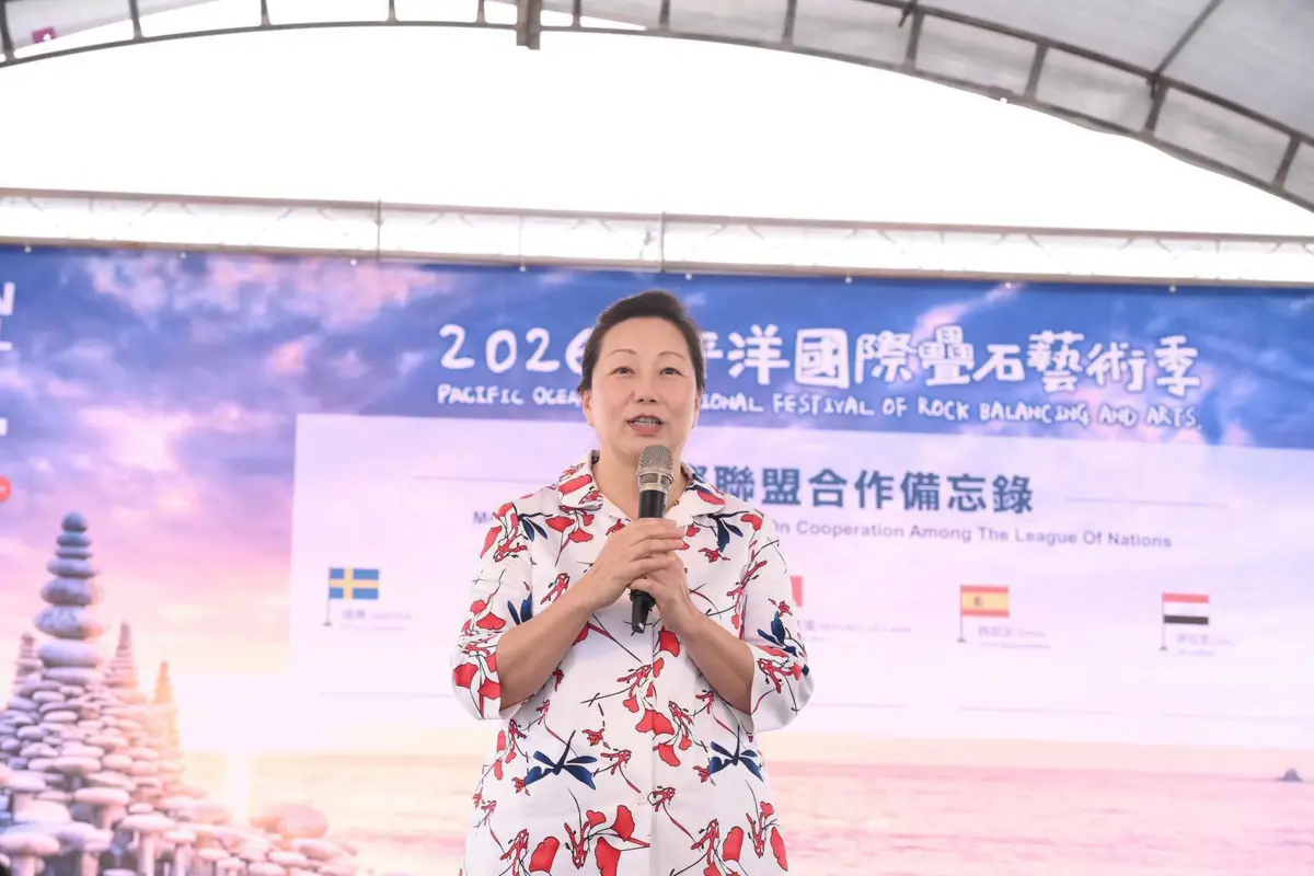 花蓮七星潭變身戶外美術館！2026國際疊石季開幕，5國藝術家挑戰地心引力
