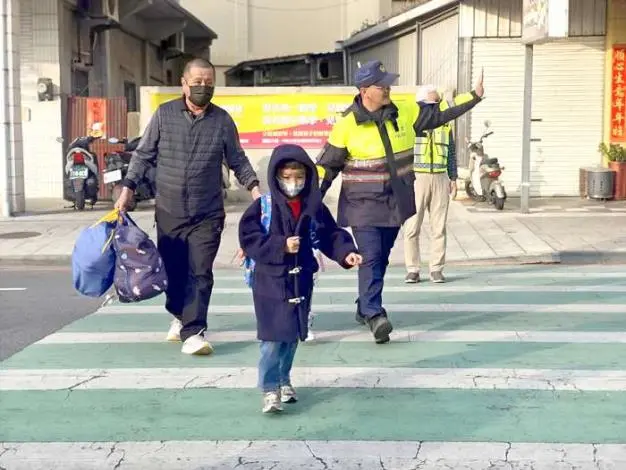 金門開學日「護童專案」啟動!警力站崗、入班宣導守護學童安全