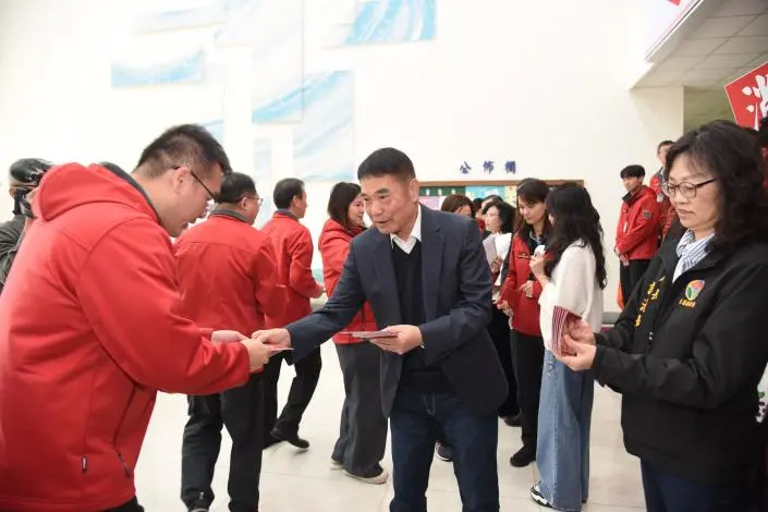 苗栗人快看!鍾東錦春節發「馬年福袋」地點、時間全攻略,再曝2027老人福利大紅包!