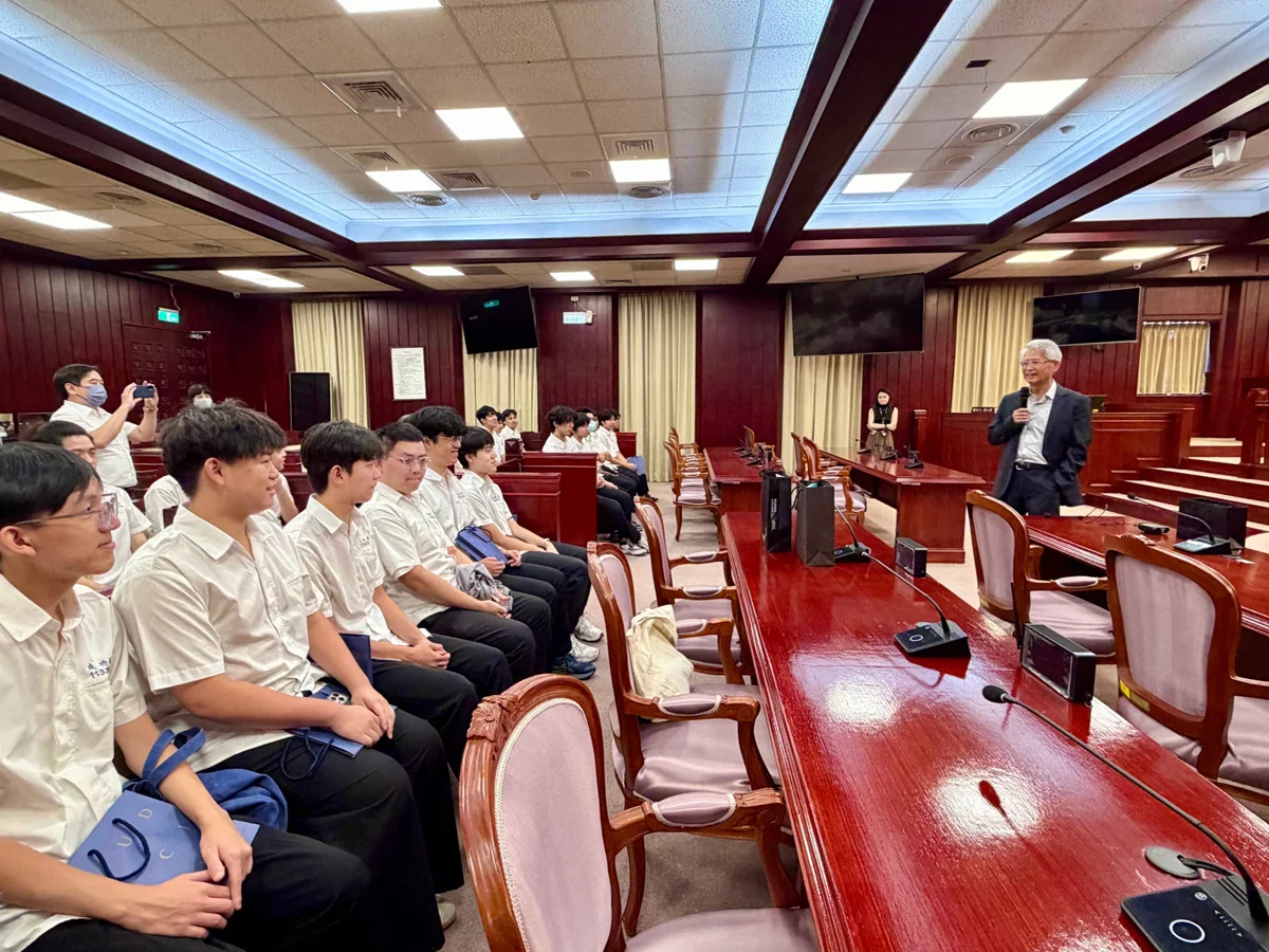 成功高中參訪憲法法庭!大學長謝銘洋代理院長親自接待,送學弟求學1金句