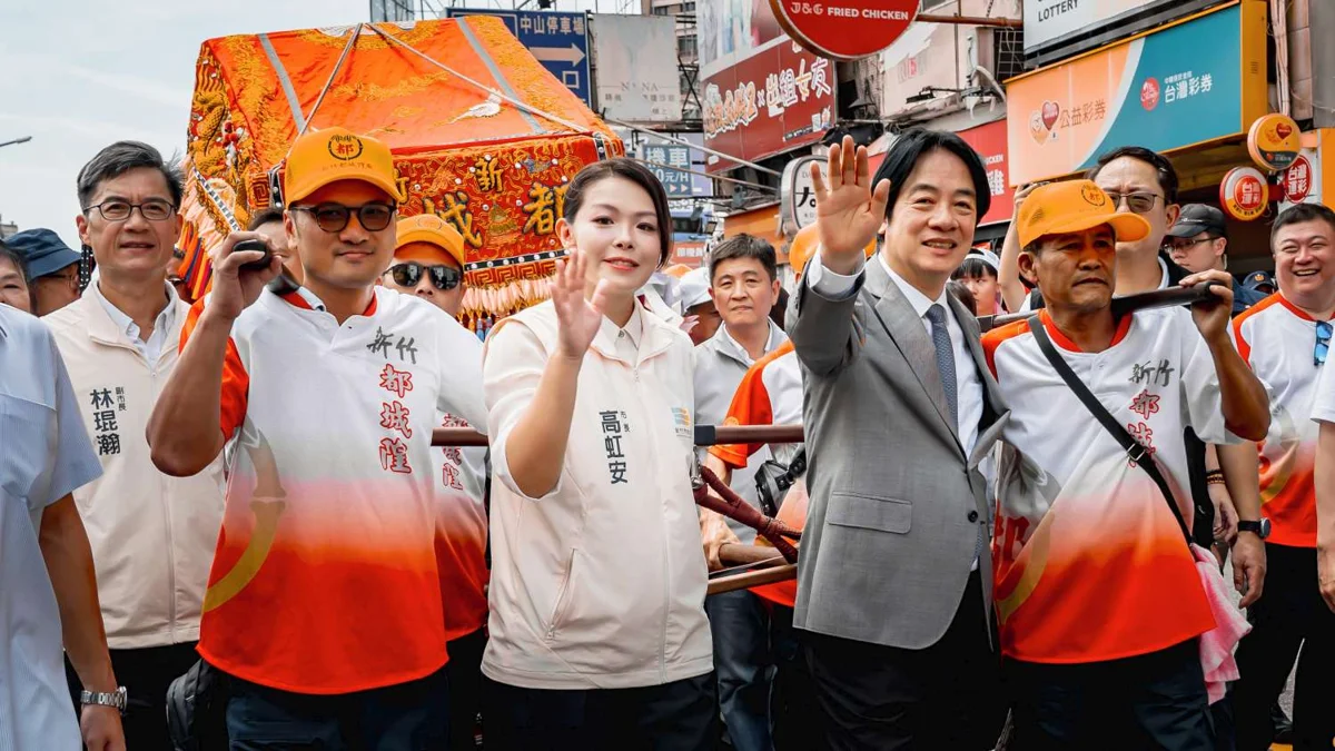 竹塹中元城隍祭最高潮!「遶境賑孤」盛大登場 賴清德、高虹安扶轎祈福