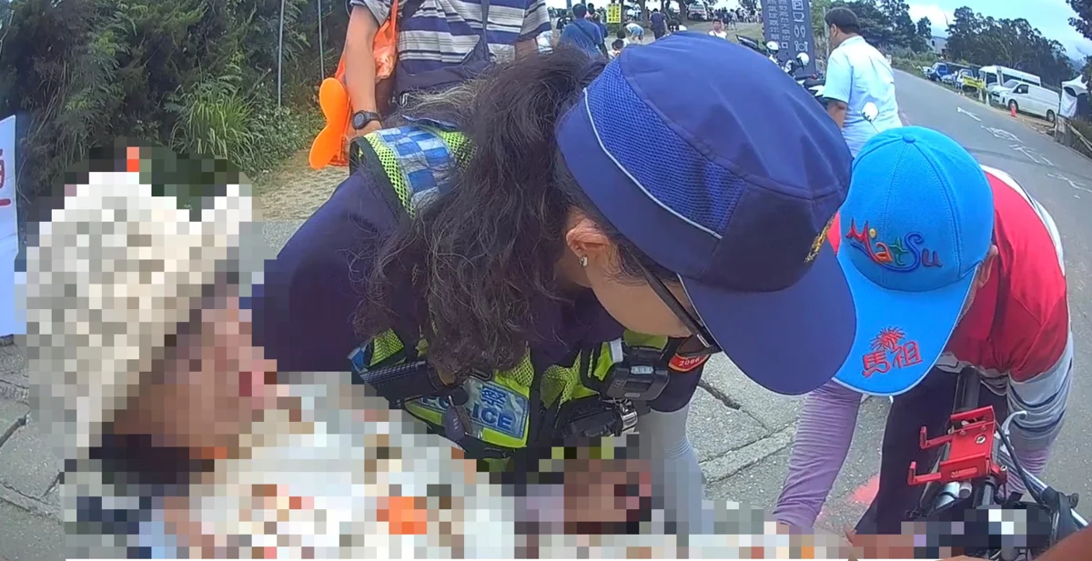 鹿野高台賞熱氣球生意外！身障女電動車翻覆 關山警即時救援脫困