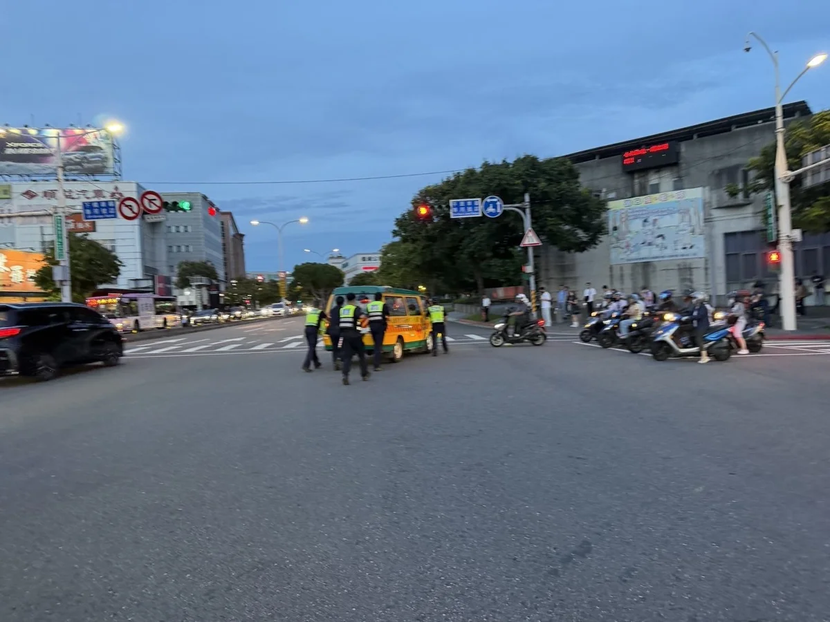 娃娃車尖峰時刻拋錨民權大橋！內湖警化身「推車隊」火速解危