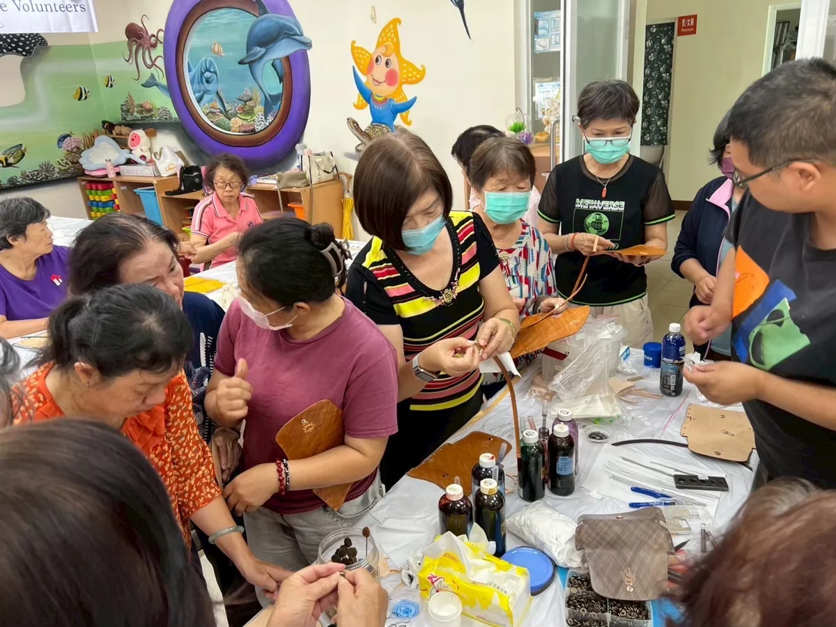 一針一線縫入祝福!臺東縣社福中心贈手工皮包,致敬「父兼母職」超人爸爸