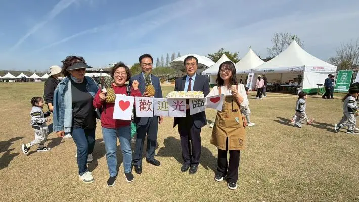 臺南鳳梨征服韓國!黃偉哲訪平澤市花朵節,削皮秀驚豔全場